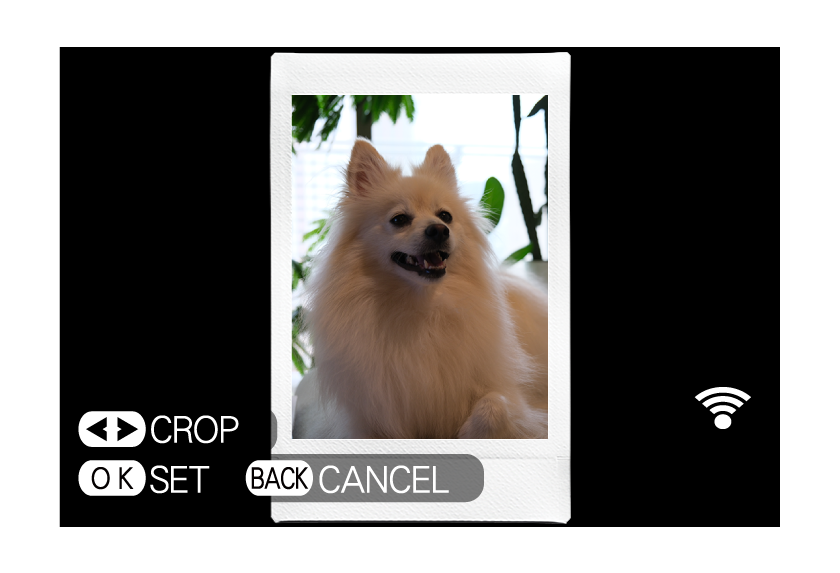 5) Aparecerá la pantalla de recorte.Ajusta la posición de recorte y pulsa el botón MENU/OK.La imagen se envía a la impresora instax™ Smartphone y comienza la impresión.