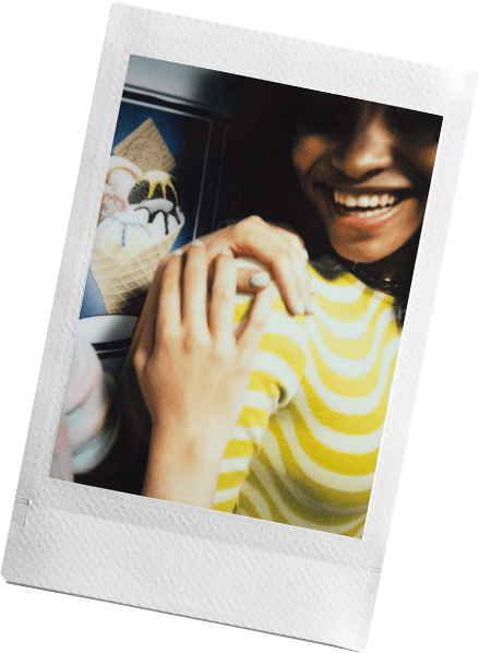 Fujifilm instax Mini Appareil Photo instantané 12, Exposition Automatique  avec Objectif Selfie intégré, Blanc Argile & Twin Films pour Mini - 86 x 54